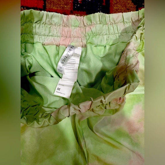 FABLETICS Unique zip away wind pants/shorts sz M - NWOT - Picture 4 of 5